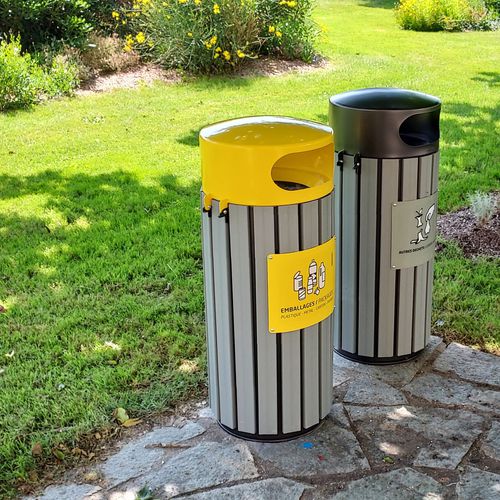 Poubelles recyclées et recyclables