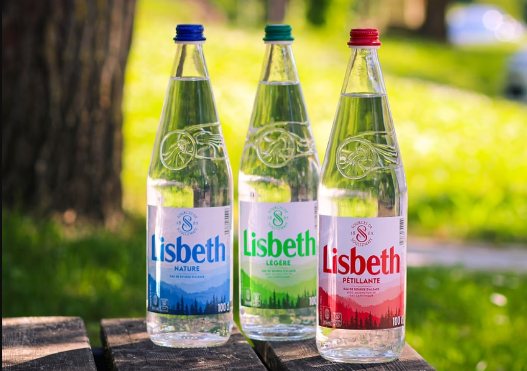 Eau de source en bouteille en verre