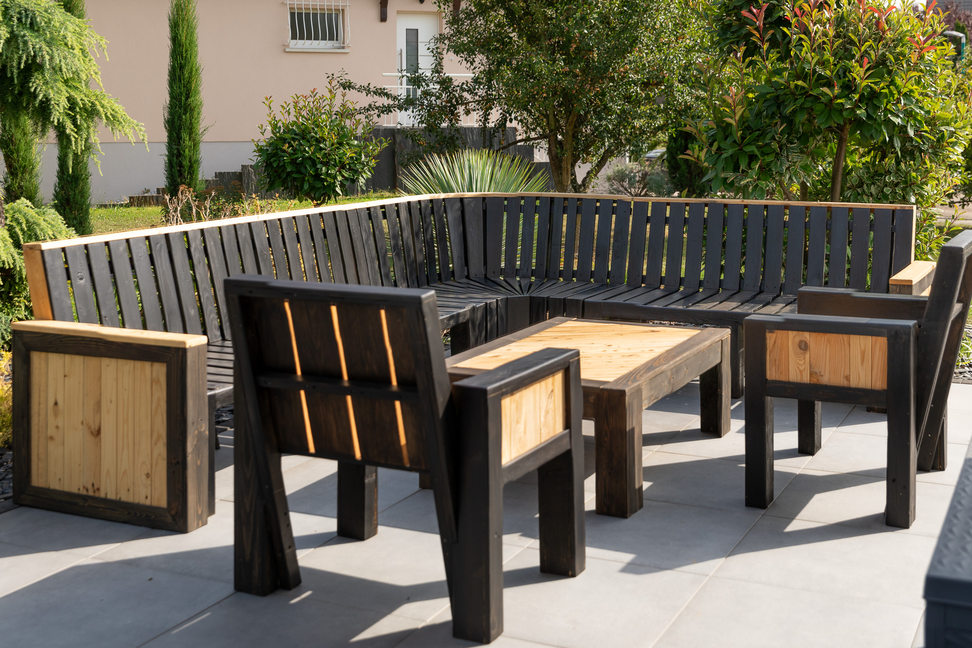 Éco-conception et fabrication de mobilier sur mesure en bois de réemploi