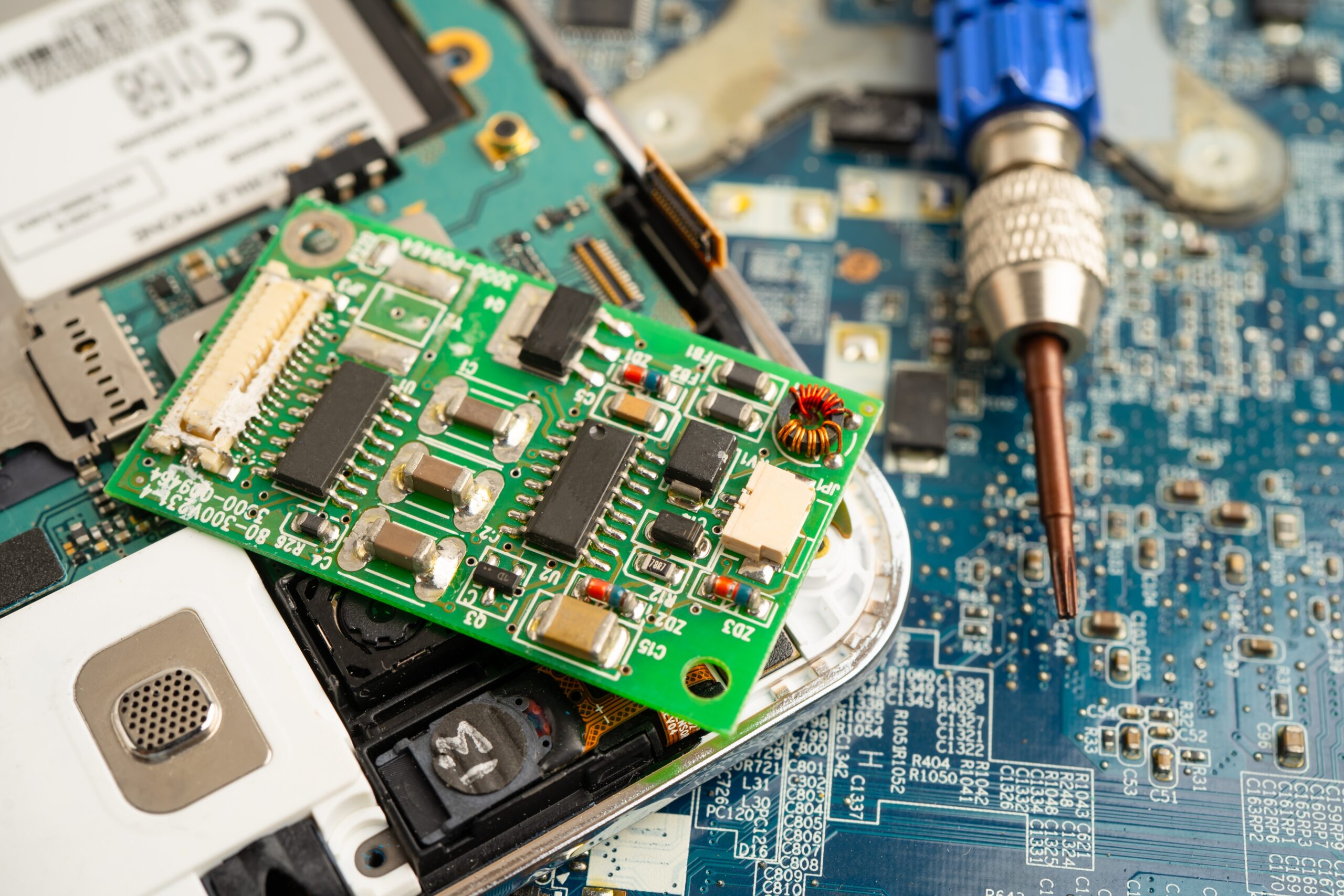 Réparation et reconditionnement de produits électroniques multi-marques